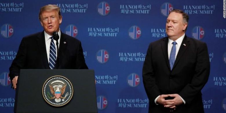 Presiden Amerika Serikat Donald Trump didampingi Menteri Luar Negeri Mike Pompeo dalam konferensi pers seusai pertemuan dengan Pemimpin Korea Utara Kim Jong Un di Hanoi, Vietnam, Kamis (28/2/2019).