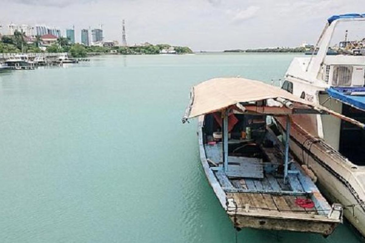 Laut di belakang Waduk Pluit, Penjaringan, Jakarta Utara, begitu jernih, bersih, dan berwarna hijau, seperti terlihat pada Kamis (1/12) siang. Pengaruh musim, dan mesin pompa yang belum dioperasikan sementara waktu, sejenak membuat air laut jernih. Ketika pompa menyala dan air limbah dari daratan masuk, air laut pun keruh kembali. Sejumlah kalangan menilai, Teluk Jakarta masih bisa diselamatkan, bahkan memberikan efek yang banyak, dengan catatan limbah di darat dan laut benar-benar dijaga. 