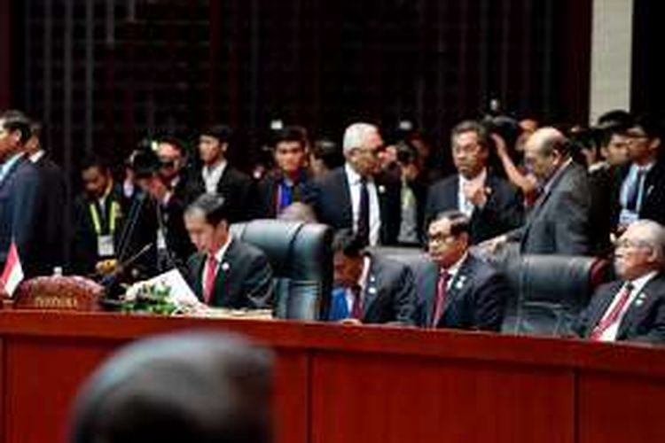 Presiden Jokowi menghadiri Sidang Pleno KTT ASEAN ke-28 di NCC, Vientiane, Laos, Selasa (6/9) sore.