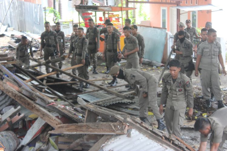 Satpol PP Kota Padang saat melakukan pembongkaran