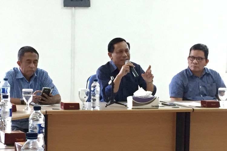 Ketua Umum PP PBVSI Imam Sudjarwo (tengah) mengumkan nama-nama pemain voli yang dipanggil masuk timas untuk SEA Games 2017 di Kuala Lumpur.