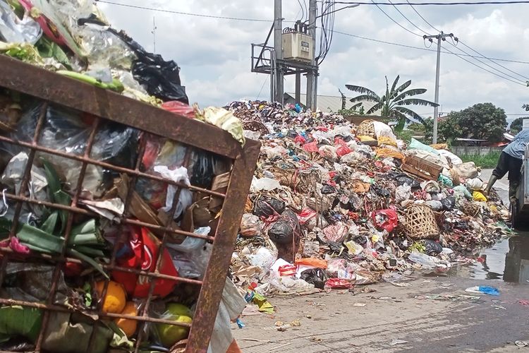 Kepala Bidang (Kabid) Kebersihan Dinas Lingkungan Hidup (DLH), Shinta akhirnya angkat bicara soal pengelolaan sampah di Kabupaten Bandung yang sempat terhambat beberapa waktu lalu.