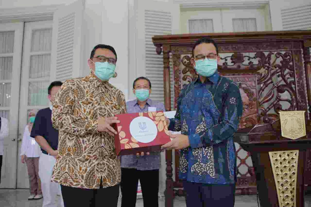Gubernur DKI Jakarta Anies Baswedan menerima bantuan alat rapid test, masker, dan APD dari KADIN, Jumat (3/4/2020)