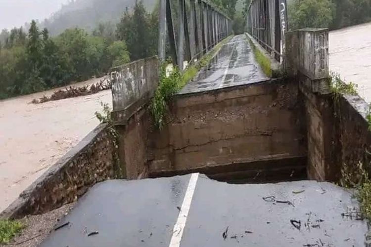 Jalan di ujung Jembatan Kapsali di Desa Manubelon, Kecamatan Amfoang Barat Daya, Kabupaten Kupang, NTT putus total