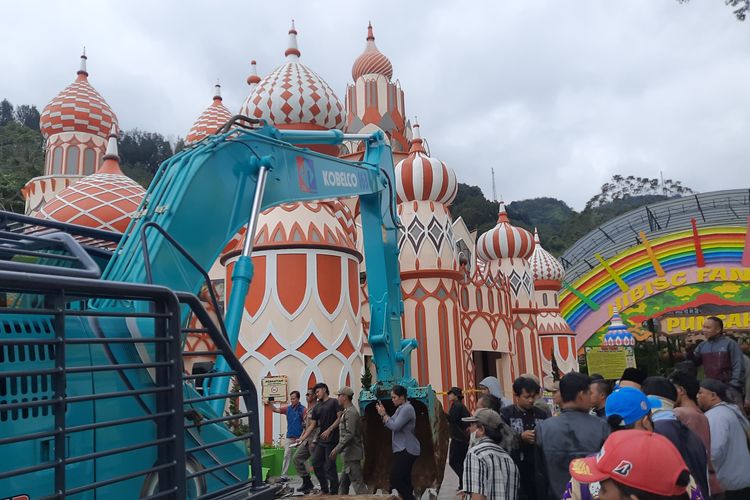 Ratusan warga menyerbu dan merangsek masuk ke dalam area wisata rekreasi Hibisc Fantasy Puncak Bogor, Jawa Barat, Jumat (7/3/2025). Warga yang berhasil masuk langsung menghancurkan bangunan wisata yang dikelola Badan Usaha Milik Daerah (BUMD) PT Jaswita Jabar.