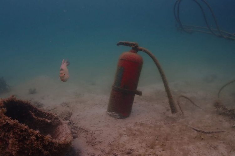 Sebuah APAR ditemukan di dasar laut Kepulauan Seribu.