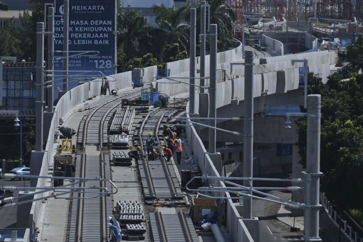 Pekerja mengerjakan pemasangan rel pada proyek pembangunan jalur layang  MRT di Jalan Panglima Polim Raya, Jakarta, Selasa (9/1). Wakil Gubernur DKI Jakarta Sandiaga Uno menyatakan fase I MRT Lebak Bulus-Bundaran HI sepanjang 15,7 kilometer itu akan dilakukan uji coba pada Agustus 2018 dengan target pengoperasian pada Maret 2019. ANTARA FOTO/Hafidz Mubarak A/ama/18