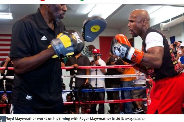 Floyd Mayweather (kanan) berlatih bersama pamannya, Roger Mayweather.