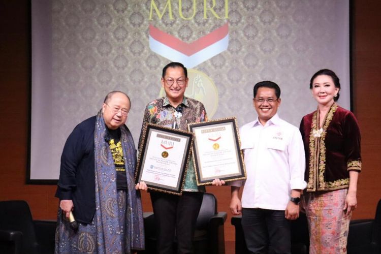Mahasiswa Untar, Isyak Meirobie menerima 2 penghargaan MURI. 