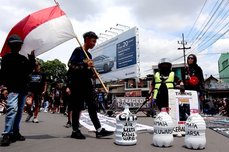 Suporter Arema, Aremania dan masyarakat melakukan aksi damai terkait Tragedi Kanjuruhan untuk menuntut keadilan yang dilaksanakan serentak di sejumlah titik Kota Malang, Minggu (27/11/2022) siang.