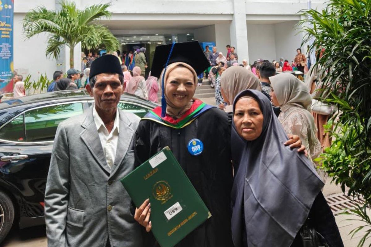Petani asal Kabupaten Tegal, Jawa Tengah, Sutarwo (kiri), menghadiri wisuda putrinya di Universitas Negeri Jakarta (UNJ), Senin (6/10/2025).