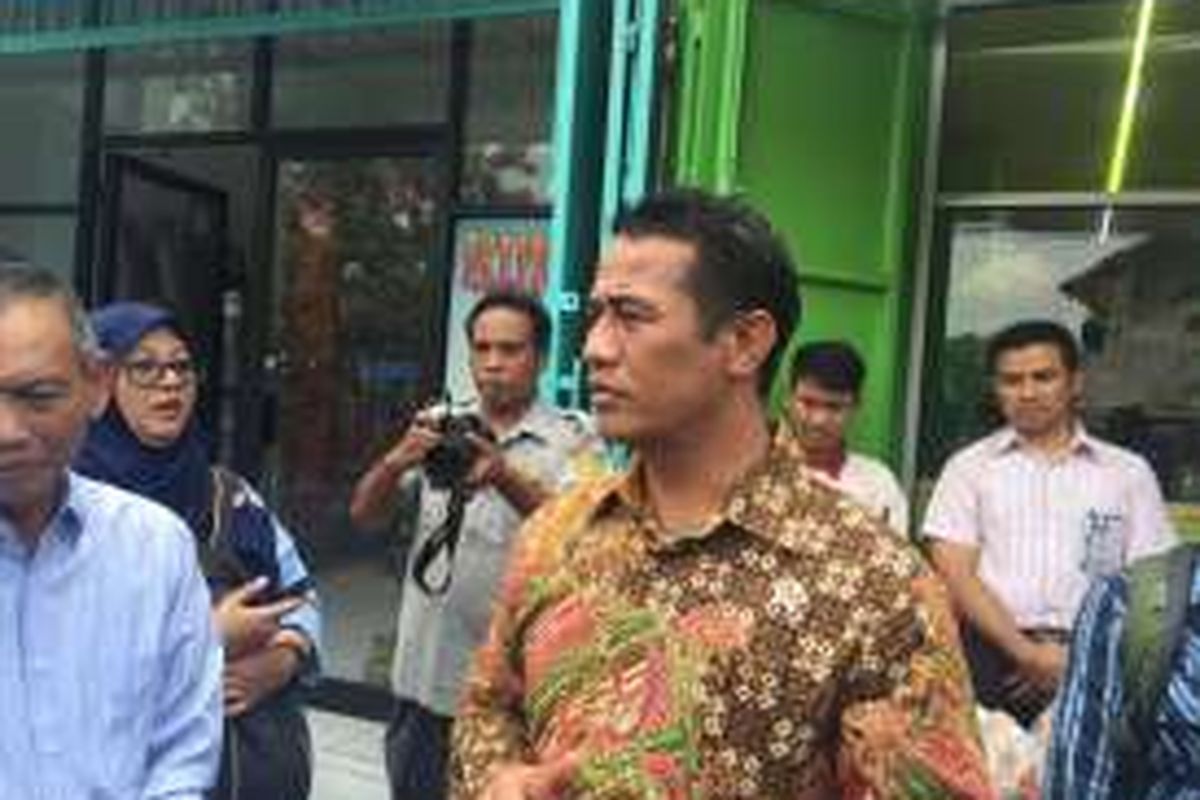  Menteri Pertanian Andi Amran Sulaiman saat meninjau Operasi Pasar Daging Ayam Murah di Pasar Ceengkareng Jakarta Barat, Kamis (2/06/2016).