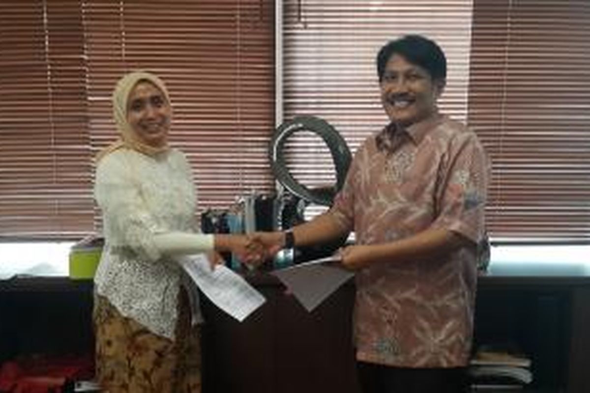 Penandatanganan perjanjian kerjasama antara Direktur Utama PT Sarinah (Persero) Ira Puspadewi, dengan Lukman Purnomosidi, Presiden Direktur PT Eureka Prima, di Jakarta, Rabu (3/11/2014). Eureka Creative Centre akan menjadi bagian dari pengembangan Eureka Township, yaitu superblok terintegrasi seluas 21 hektar di kawasan Bambu Apus, Jakarta Timur.  
