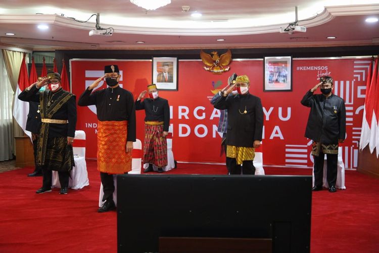 Mensos Julian P Batubara saat mengikuti upacara melalui video conference di ruang Media Center Penanganan Covid-19, Kantor Kementrian Sosial (Kemensos), Salemba Raya, Jakarta, Senin (17/08/2020).