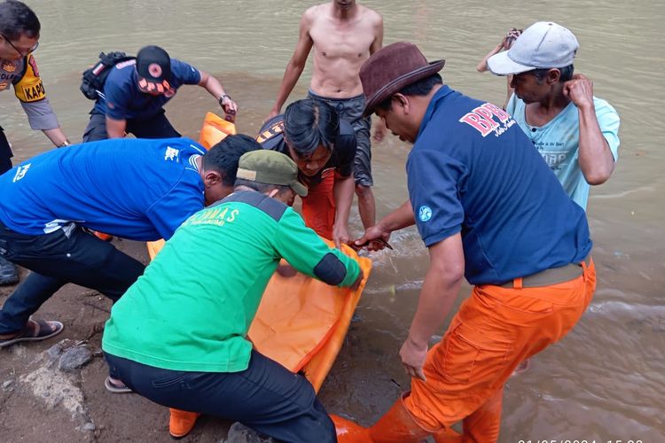 Proses evakuasi jasad Rio yang tewas tenggelam akibat terbawa arus sungai cimandiri. Jumat (31/5/2024)