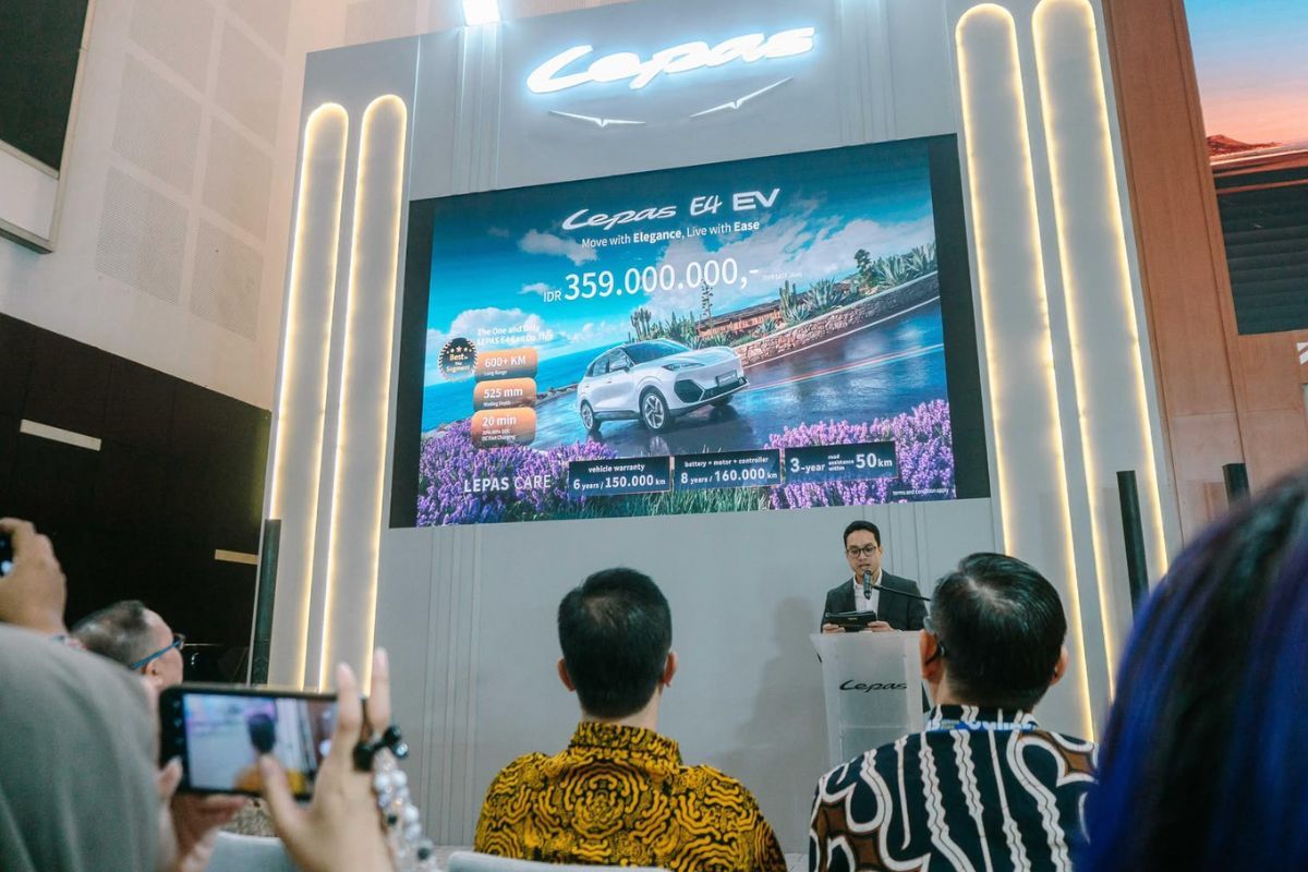 LEPAS E4 EV resmi ditawarkan dengan harga Rp 359 juta OTR Jawa Timur di GIIAS Surabaya 2026.