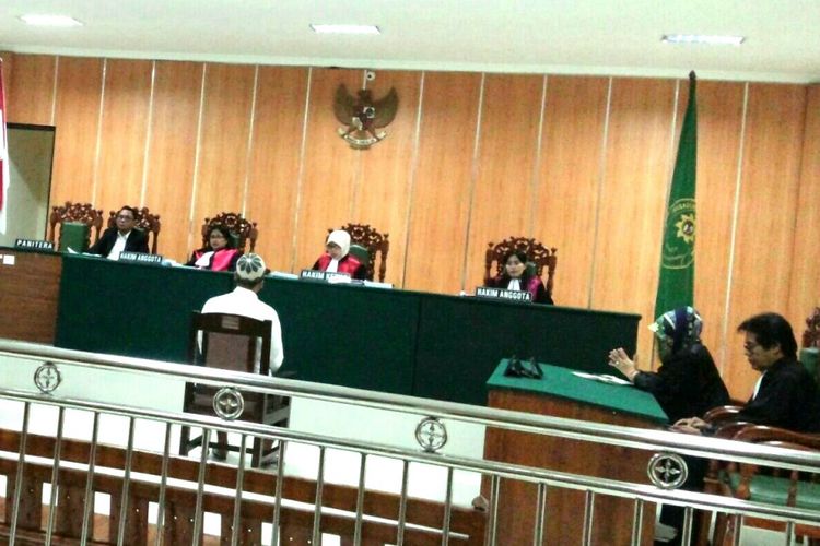 Eko Agriawan (48), menjalani sidang perkara pidana pencabulan di Pengadilan Negeri Jombang, Jawa Timur, Senin (17/9/2018).