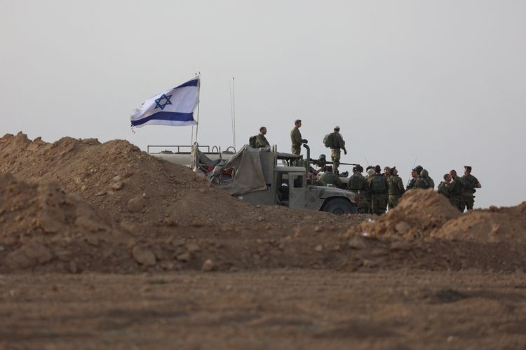 Perkembangan perang Israel-Hamas terkini. Tentara Israel berkumpul di perbatasan Gaza sebelum memasuki wilayah kantong Palestina itu pada Minggu (29/10/2023).