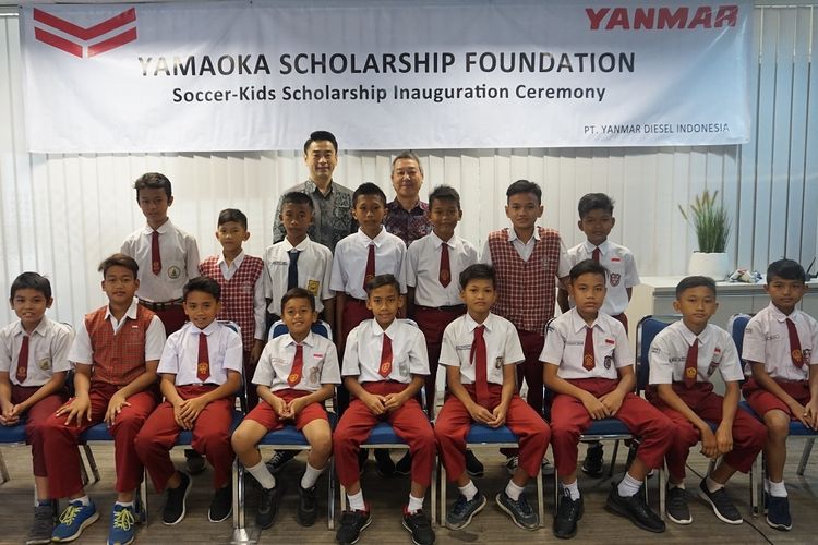 Penyerahan beasiswa Yamaoka kepada anak Indonesia yang berbakat sepak bola di kantor PT Yanmar Diesel Indonesia, Depok, Jawa Barat, Kamis (27/6/2019).