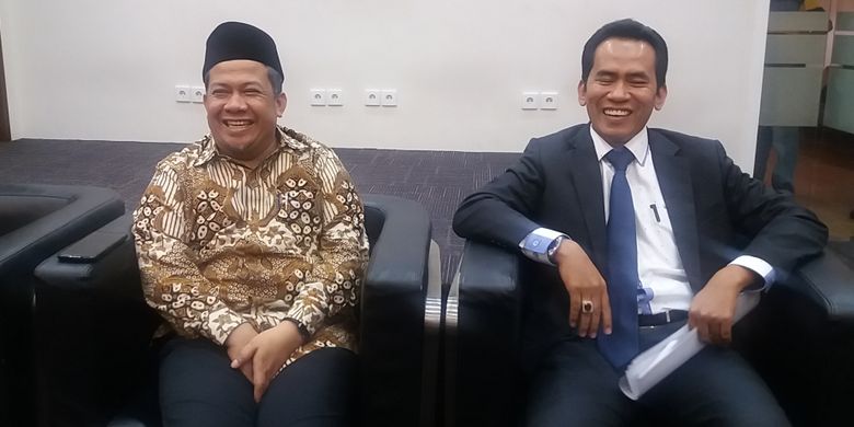 Wakil Ketua DPR RI Fahri Hamzah (kiri) bersama pengacaranya Mujahid Latief di Kompleks Parlemen, Senayan, Jakarta, kamis (14/12/2017).