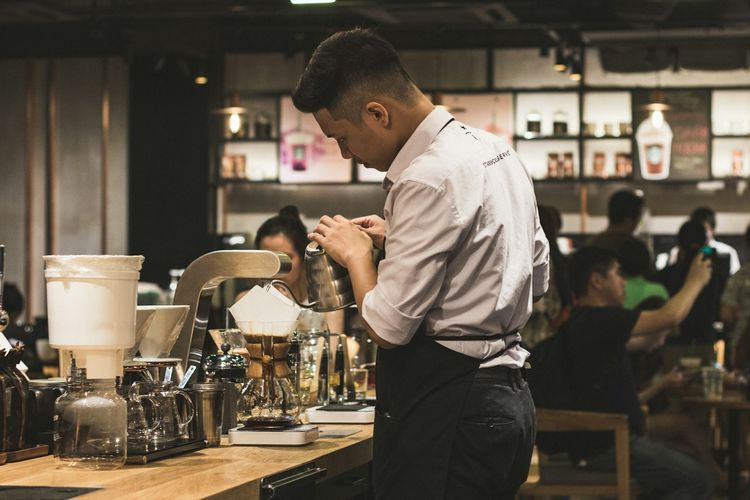Ilustrasi barista kopi.