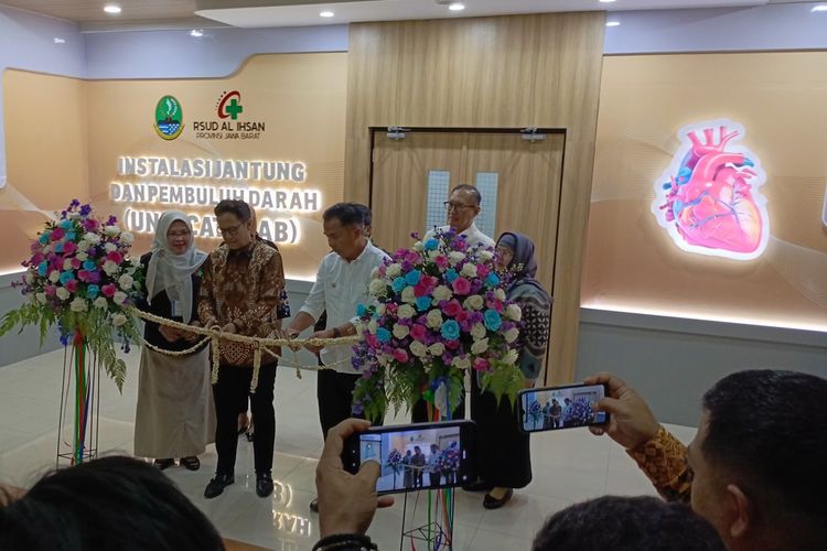 Menteri Kesehatan RI Budi Gunadi Sadikin dan Penjabat Gubernur Jawa Barat Bey Machmudin saat meresmikan unit cathlab di RSUD Al-Ihsan, Kecamatan Baleendah, Kabupaten Bandung, Jawa Barat. Jumat (16/2/2024).