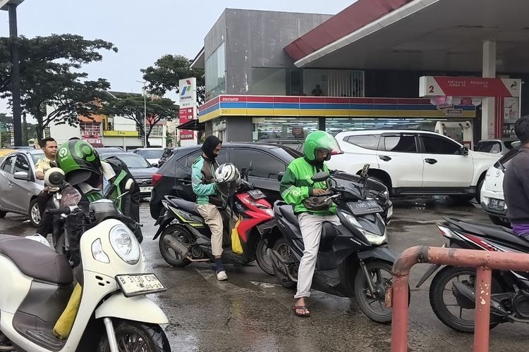 Kabar BBM Naik, Pengendara Isi Penuh Tangki: Takut Antrean Makin Panjang