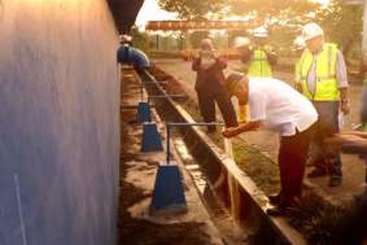 Menteri Pekerjaan Umum dan Perumahan Rakyat (PUPR) Basuki Hadimuljono didampingi Dirjen Sumber Daya Air, Mudjiadi, meninjau Sistem Penyediaan Air Minum (SPAM) di Pantai Utara Jawa Tengah, Senin (10/4/2016). 