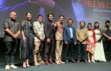 Para pemeran film Kisah Tanah Jawa: Pocong Gundul dalam acara press screening di Epicentrum, Jakarta Selatan, Rabu (13/9/2023).