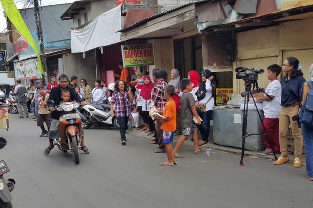 Warga Kelurahan Pisangan Baru, Kecamatan Jatinegara, Jakarta Timur, menunggu kedatangan calon wakil gubernur DKI Jakarta Djarot Saiful Hidayat. Namun, Djarot batal datang karena dikabarkan sakit.