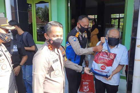 Cerita Polisi Keliling Beri Sembako: Ada Tukang Bubur 10 Hari Isoman Tak Jualan, Kasihan...