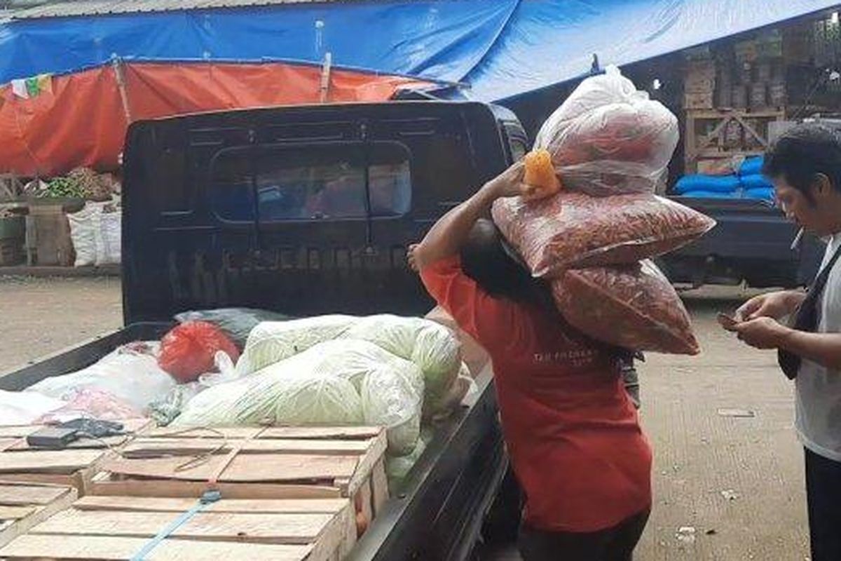 Sopir angkut di Pasar Induk Kramat Jati, Jakarta Timur, Senin (5/9/2022). Sopir angkut sayur di Pasar Induk Kramat Jati curhat soal kenaikan harga BBM. Mereka minta ongkos kirim naik. Ini permintaan mereka. 