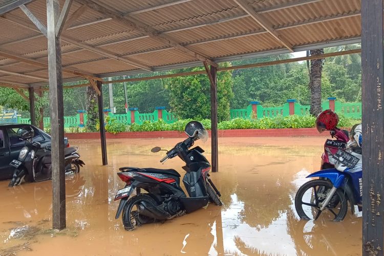 Banjir merendam parkiran SMK Negeri 1 Koba, Bangka Tengah, Bangka Belitung, Senin (18/3/2024).