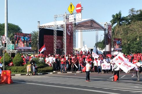 Relawan Nobar Pelantikan Jokowi-Ma'ruf Lewat Layar Besar di Monas