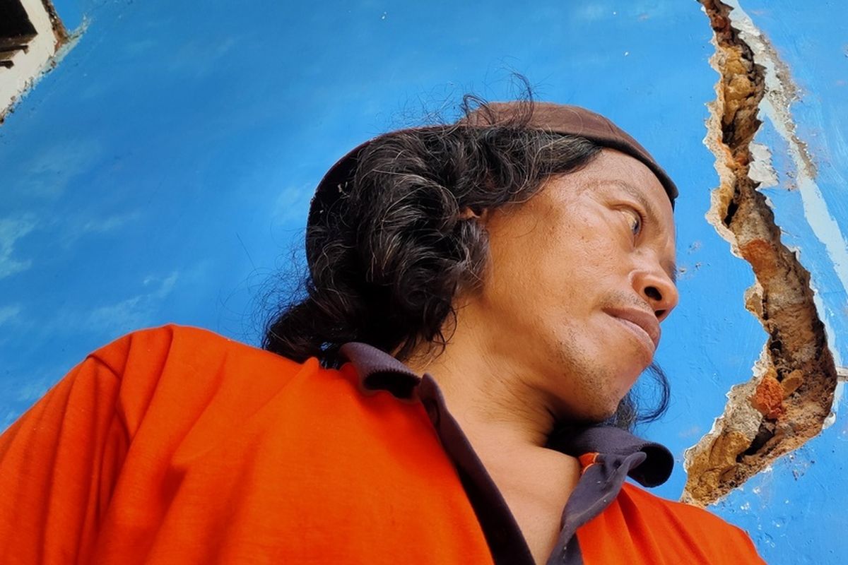 Rumah Sumartini retak-retak akibat gempa sampai terasa di Padukuhan Taruban Kulon, Kalurahan Tuksono, Kapanewon Sentolo, Kabupaten Kulon Progo, Daerah Istimewa Yogyakarta.