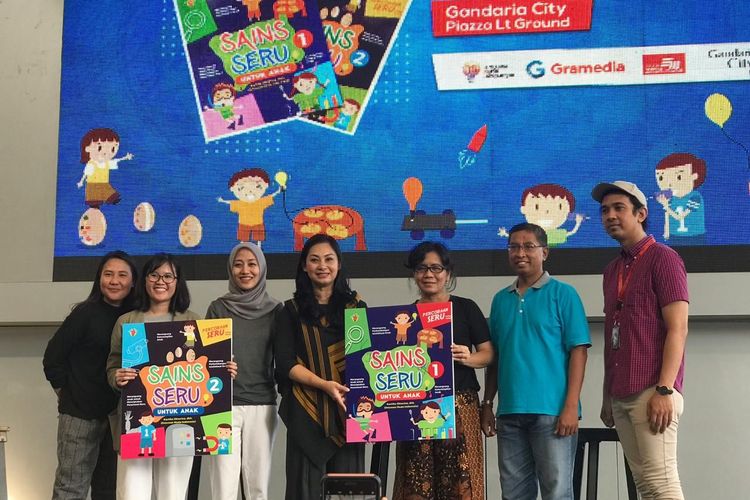 Penulis buku Sains Seru Kartika Oktorina dan timnya, Ilmuwan Muda Indonesia, telah berkeliling Indonesia membawa metode hands-on-activity dalam berbagai program pengajaran sains mereka sejak 2014 sebelum akhirnya wabah Corona meluas.