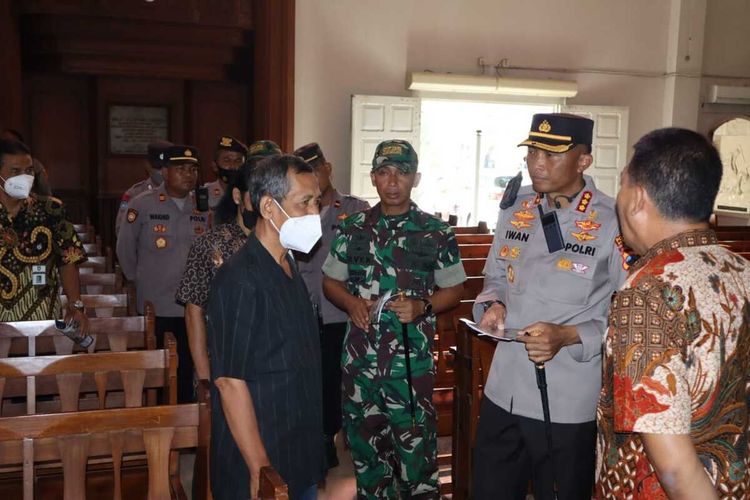 Personel gabungan melakukan pengecekan disejumlah gereja di Kota Solo, Jawa Tengah.