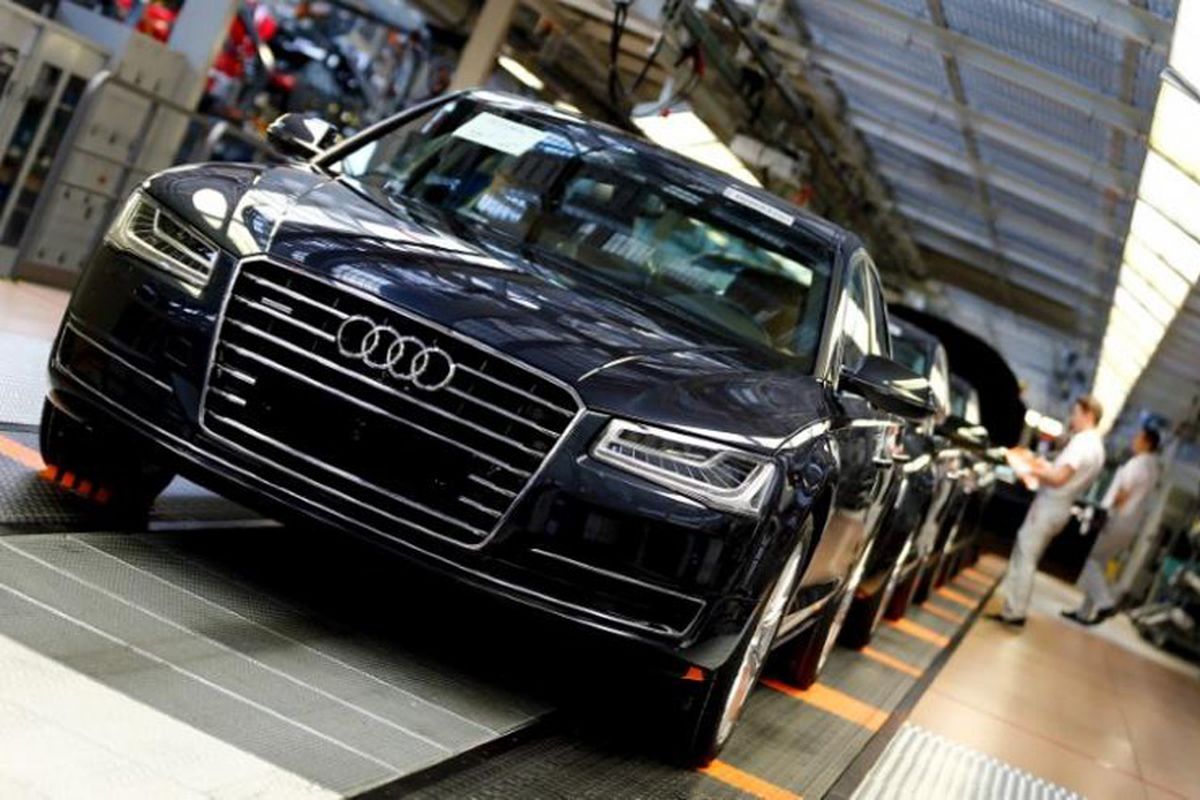 Audi A8 saat menjalani proses produksi di pabrik Neckarsulm, Jerman.