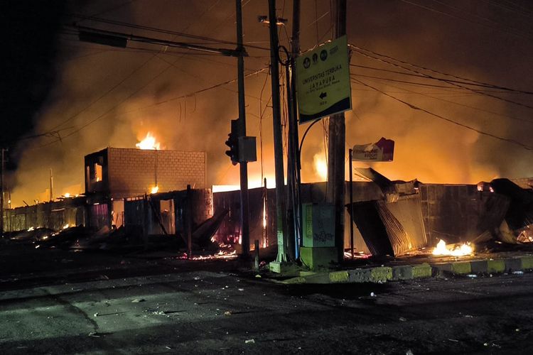 Sejumlah bangunan yang terbakar setelah massa pembawa jenazah mantan Gubernur Papua Lukas Enembe kembali rusuh, Kamis (29/12/2023).