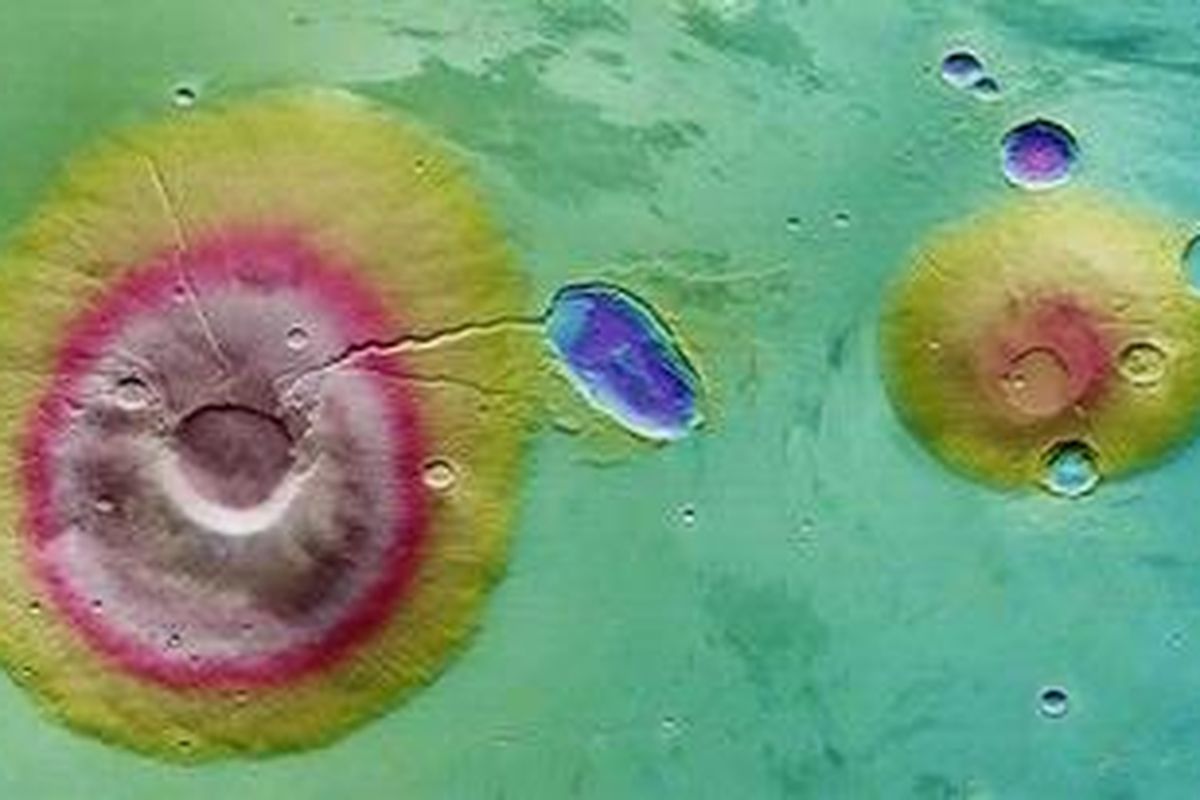 Dua gunung Ceranus Tholus dan Uranius Tholus di belahan utara Planet Mars