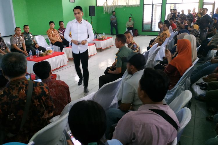 Suasana pertemuan pembebasan lahan pembangunan bandara Kediri di aula SKB Kecamatan Grogol, Kabupaten Kediri, Jawa Timur, Jumat (24/1/2020).