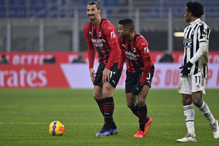 Zlatan Ibrahimovic (kiri) dalam laga pekan ke-23 Liga Italia 2021-2022, AC Milan vs Juventus, di Stadion San Siro, Senin (24/1/2022) dini hari WIB.