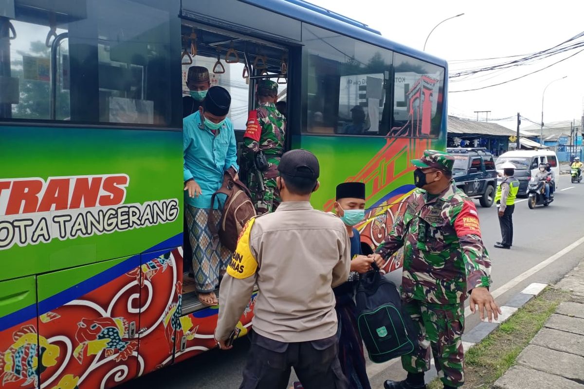 Aparat Polres Metro Tangerang kota menahan 56 orang di Jalan Gatot Subroto, Jatiuwung, Tangerang, Jumat (18/12/2020) karena membawa senjata tajam. Menurut keterangan polisi, 56 orang itu hendak mengikuti aksi unjuk rasa 1812.