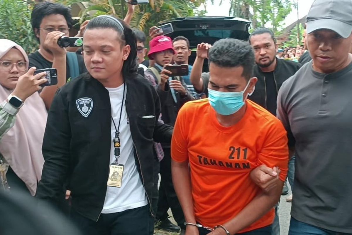 Riswan Lubis (41) dihadirkan saat Satreskrim Polrestabes Medan menggelar pra rekonstruksi di Jalan Balai Desa, Kecamatan Helvetia, Kota Medan pada Jumat (25/7/2025). 