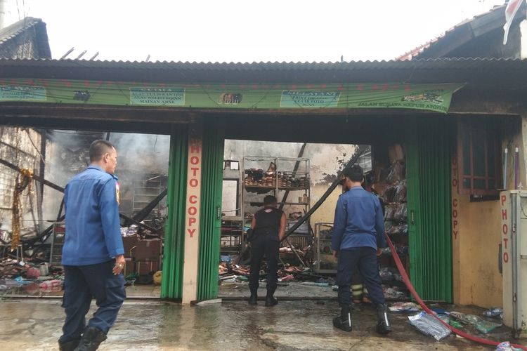 Sebuah tempat foto copy di Kampung Kepuh Annur, RT 002, RW 006, Kelurahan Karangpawitan, Kabupaten Karawang dilalap si jago merah, Rabu (3/8/2022).