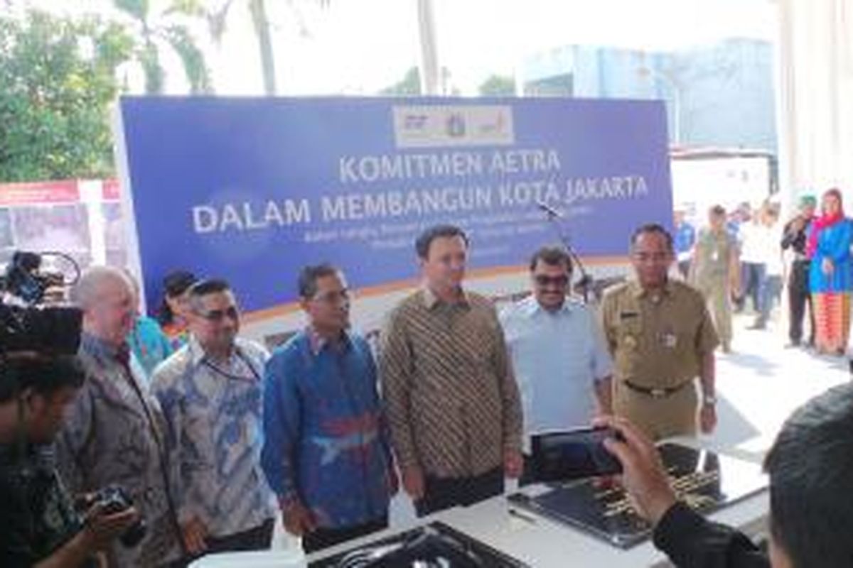 ?(Dari kiri ke kanan) Direktur Utama PDAM Jaya Sri Widayanto Kaderi (pakai baju batik biru tua), Gubernur DKI Jakarta Basuki Tjahaja Purnama, Presiden Direktur PT Aetra Air Jakarta Mohamad Selim, dan Wali Kota Jakarta Timur Bambang Musyawardhana, saat meresmikan gedung teknologi pengolahan lumpur, di Instalasi Pengolahan Air (IPA) Pulogadung, Jakarta, Selasa (12/5/2015). 