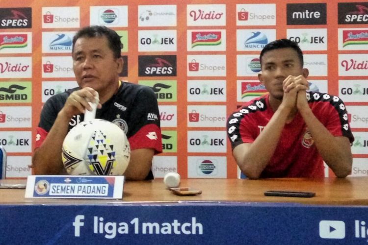  Pelatih Semen Padang, Syafrianto Rusli dan  Kiper Semen Padang Teja Paku Alam saat jumpa pers di Stadion Maguwoharjo, Sleman, Jumat (24/05/2019)