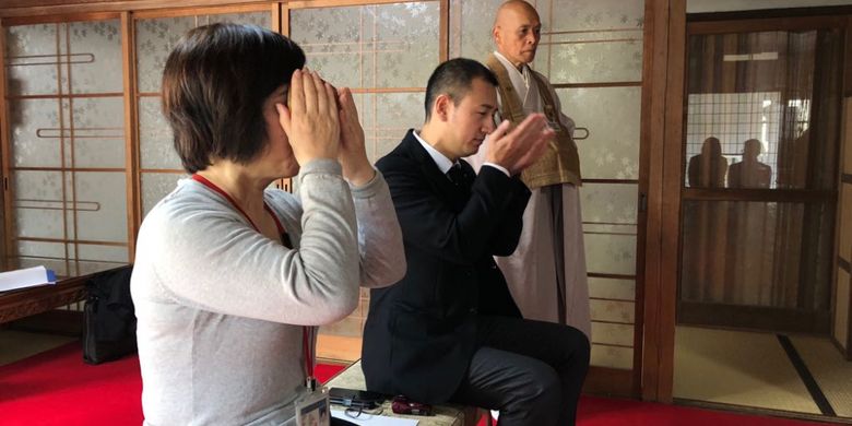 Tamu menikmati semangkuk teh hijau di Kofukuzenji Temple, Ichihara, Jepang, Selasa (20/2/2018).