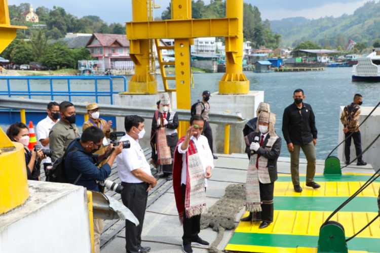 Presiden Jokowi melemparkan jeruk purut ke Danau Toba sebagai penghormatan agar direstui para penghuni danau yang disakralkan oleh Suku Batak ini, Rabu (2/2/2022)