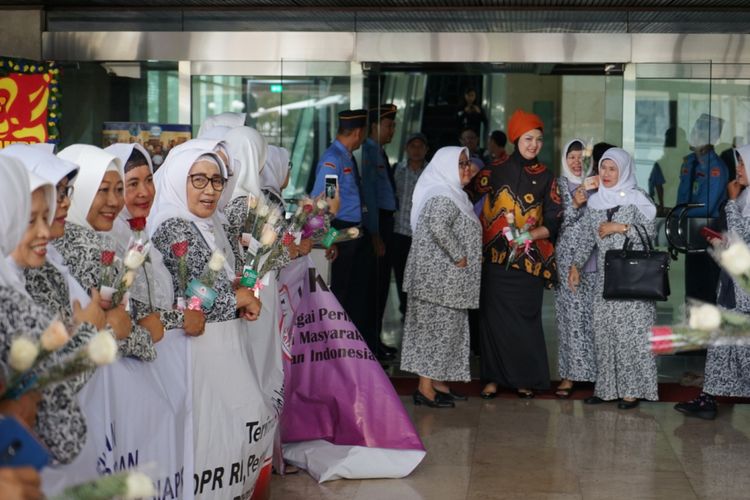 Ratusan bidan dari Ikatan Bidan Indonesia (IBI) berdiri sejajar di depan pintu masuk Gedung Nusantara II, Kompleks Parlemen, Senayan, Jakarta. Mereka membagikan bunga kepada anggota DPR yang baru saja mengikuti Rapat Paripurna ke-12 Masa Persidangan III.  Hal itu mereka lakukan sebagai bentuk rasa syukur karena pemerintah dan DPR menyetujui pengesahan RUU Kebidanan.